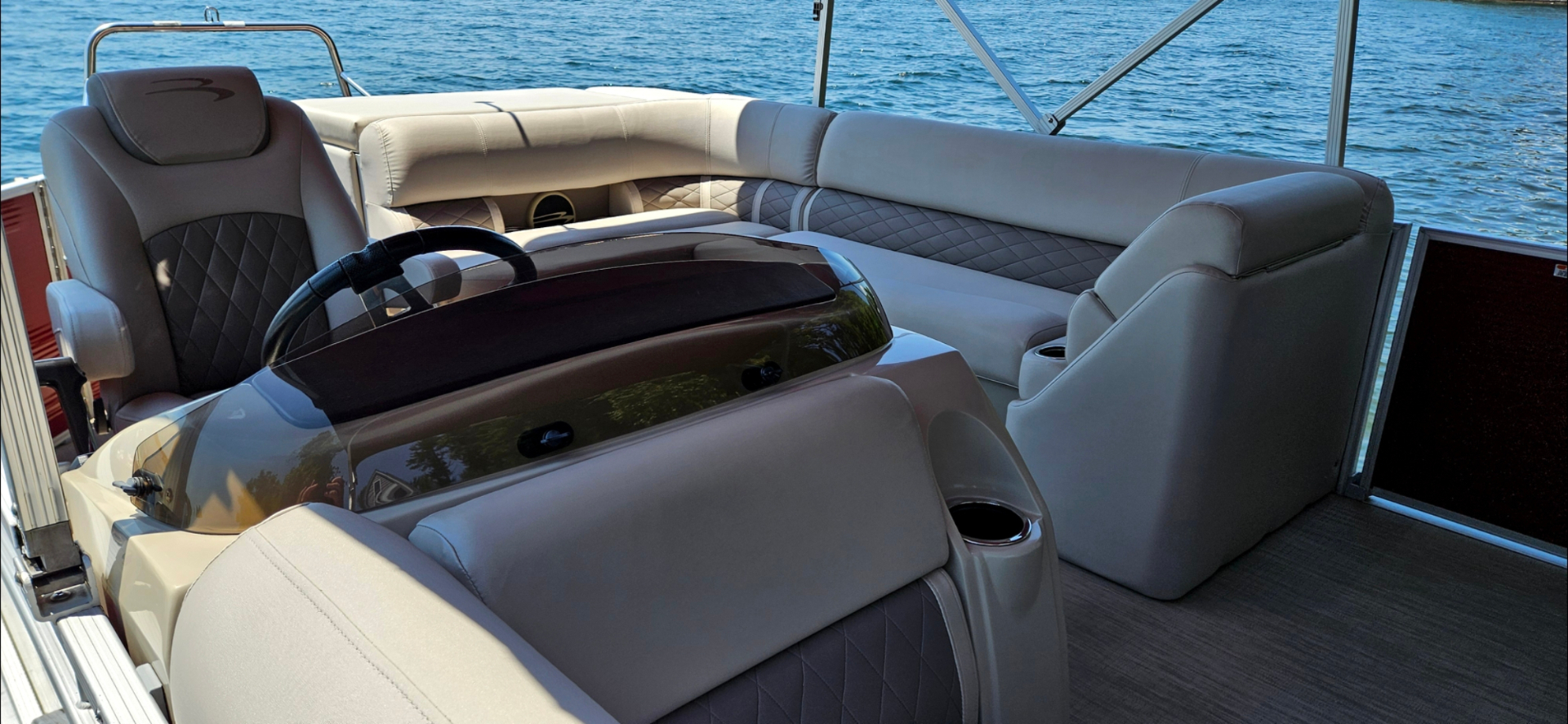 Bennington helm and wraparound seating from stern