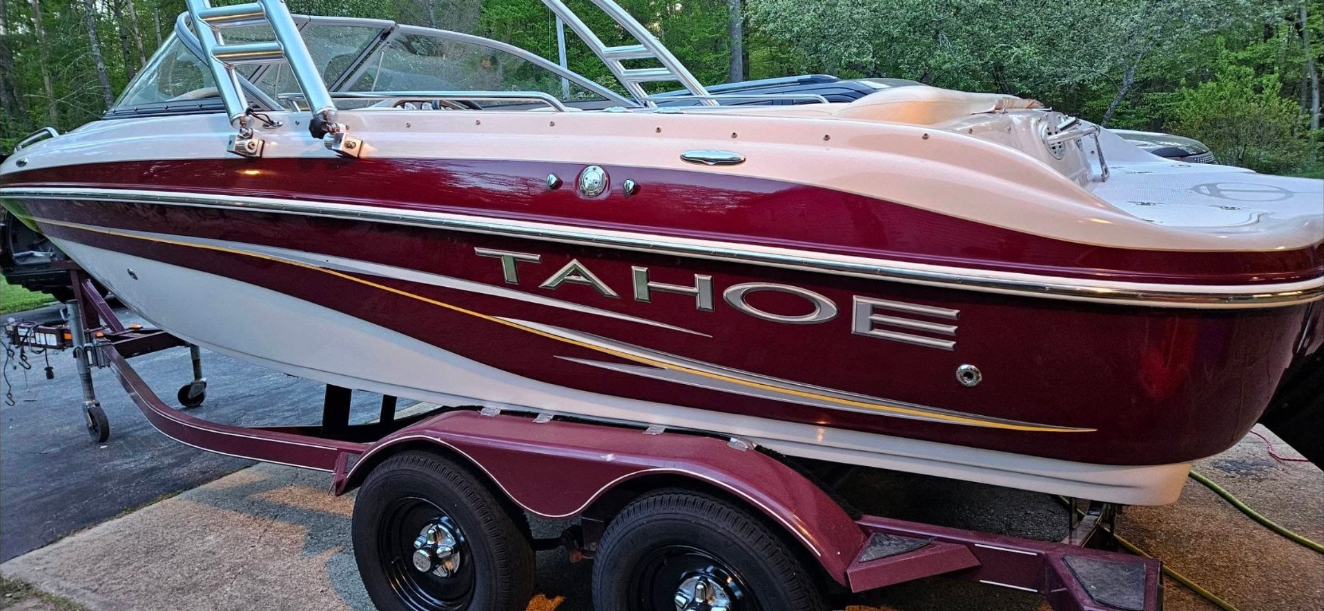 Tahoe bowrider hull, lettering, and trailer detail