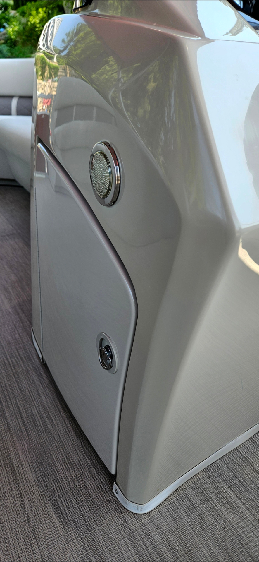 Bennington pontoon glossy hull and speaker detail